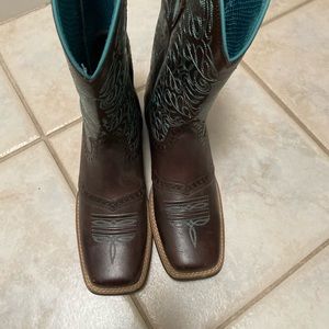 Women’s artist square toe remuda boots